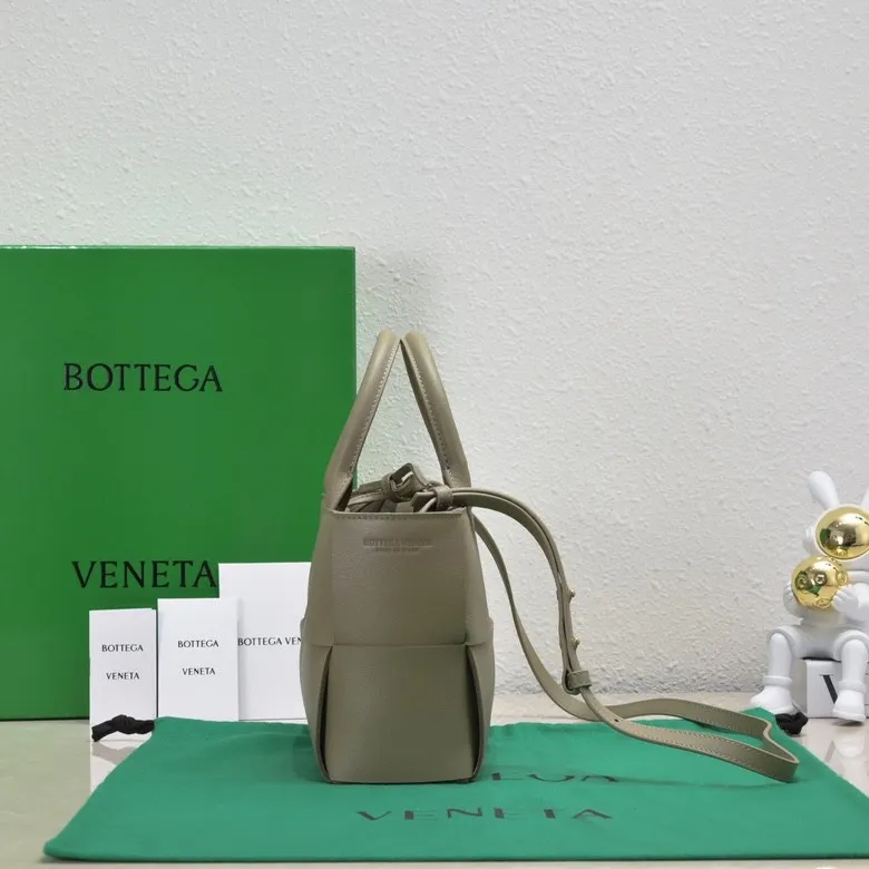 Batch 1460 🔥🔥🔥BV mini tote bag🟡🟡🟡Arco tote finally has a mini version this season. I love this size💯I have always been fond of tote bags because it has no complicated design, is simple and neat, and is easy to match with daily clothes🍒🍒Key point key point! It comes with a detachable shoulder strap, suitable for commuting and casual wear for any occasion👏👏Model number: 9894#, size: 25x16x8cm